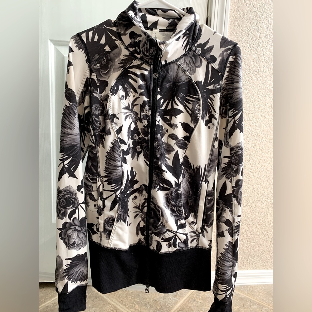 Lululemon Black and White Asana Jacket Brisk Bloom, Tropical Design, Size 6